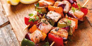 spiedini salmone e verdure