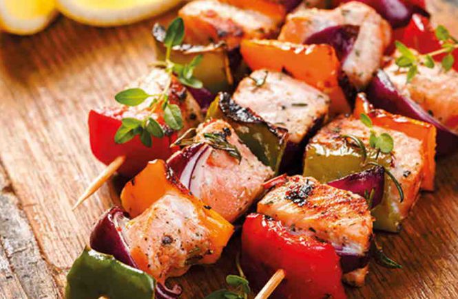 spiedini salmone e verdure