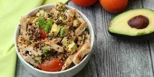 quinoa pollo e avocado