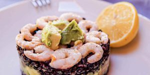 riso nero con gamberi e avocado