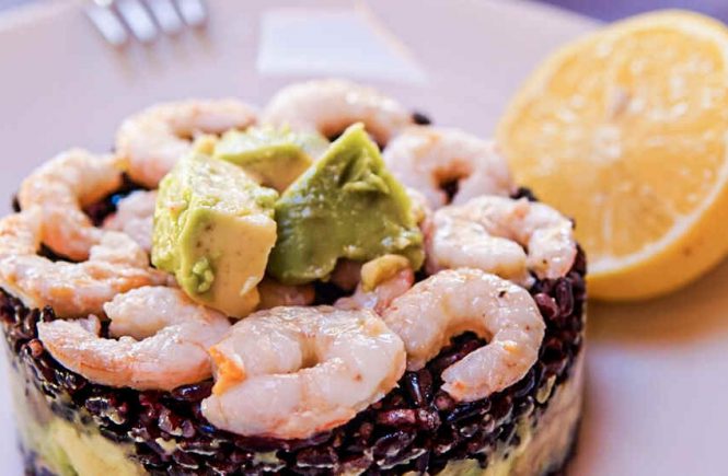 riso nero con gamberi e avocado