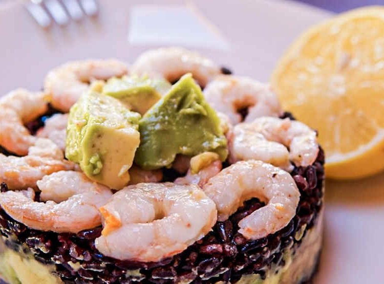 riso nero con gamberi e avocado