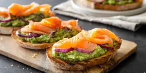 toast avocado e salmone