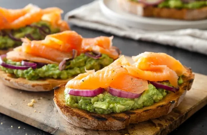 toast avocado e salmone