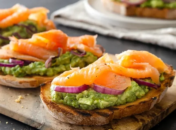 toast avocado e salmone
