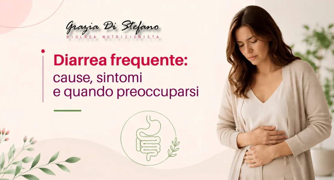 Diarrea frequente, alle possibili cause, ai sintomi associati e ai segnali che richiedono una valutazione medica. La grafica mostra una donna con dolore addominale e un’illustrazione dell’apparato digerente.